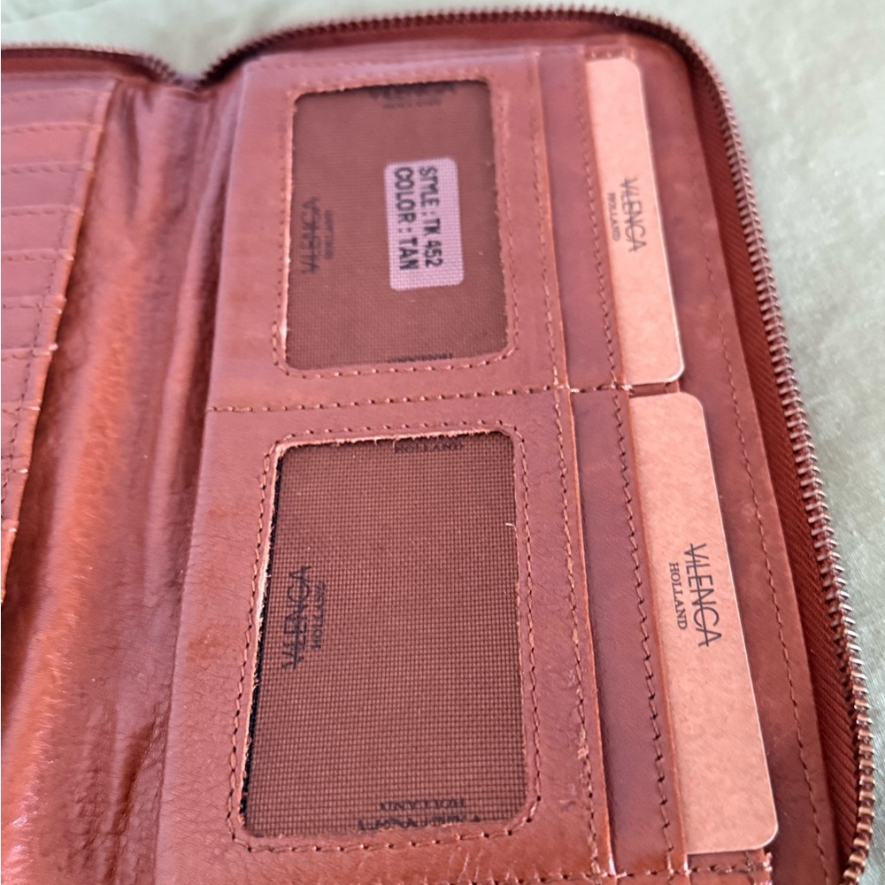 Elegant Tan Leather Wallet with Embossed Design - Picture 4 of 8